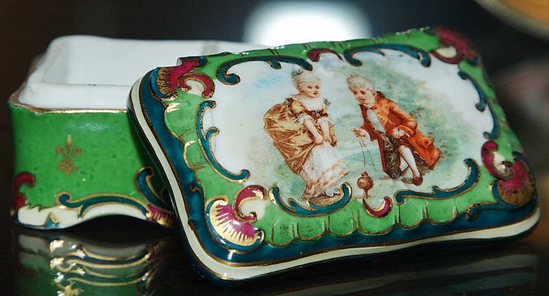 Коробочка (марочница?) Фарфор, роспись, позолота XIX век