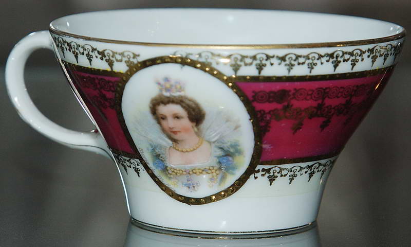 Чашечка чайная в овалах изображения Марии Медичи и Мадам Рекамье Фарфор, роспись, позолота XIX век