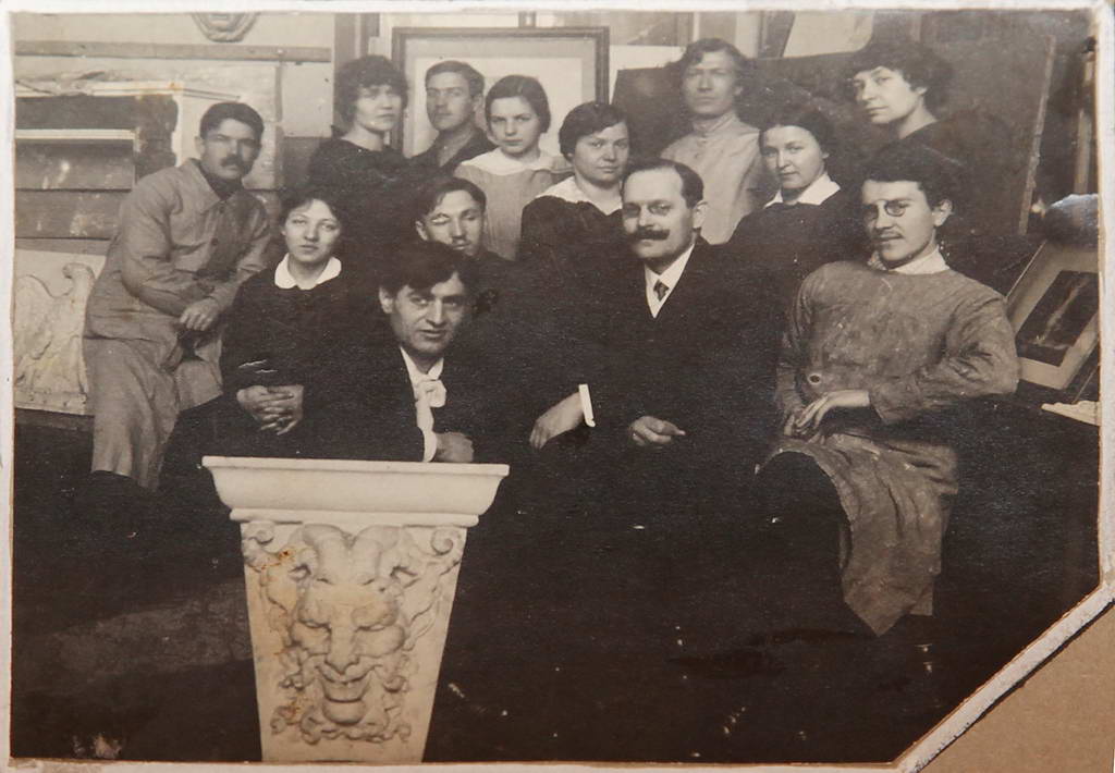 Скульптурное отделение училища барона Штиглица с преподавателем 1913-1918 год
