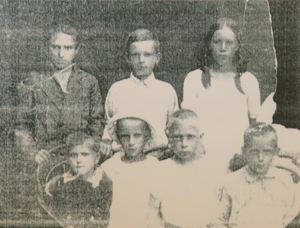 Владимир Черкасов с семьей - один из последних представителей семьи, владевшей имением Родичего. Углич 1920-е гг.